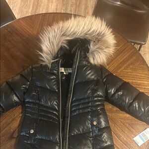 Stylish Black Puffer Jacket with Faux Fur Hood